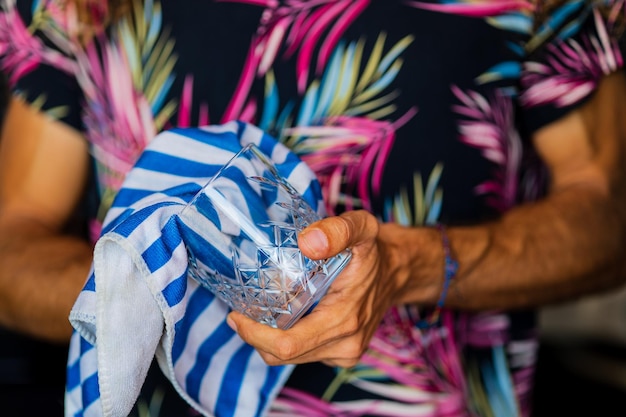 Foto tequila bereidt zich van dichtbij voor in de zomerbar op het strand