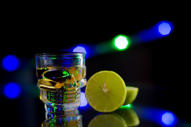 Tequila geschoten in een schedelvormig glas