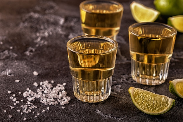 Tequila in borrelglaasjes met limoen en zout