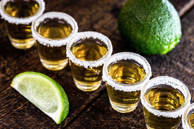 Tequila met citroen en zout op hout