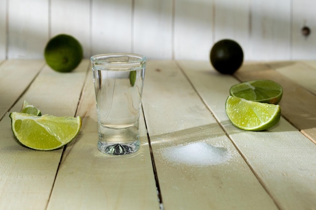 Tequila met limoen en zout op een houten ondergrond