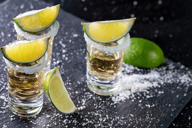 Tequila met limoen en zout op zwart