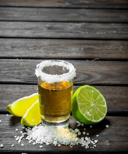 Tequila met limoen en zout