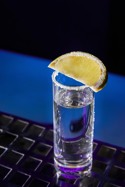 Tequila met limoen op de bar van een nachtclub