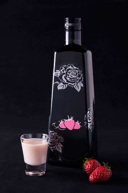 Photo tequila rose strawberry cream with glass