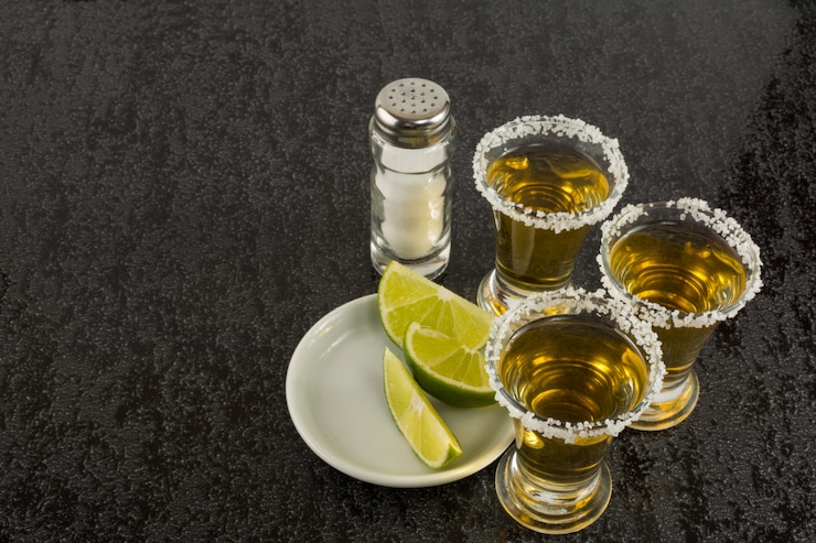 Photo tequila shots with lime on black
