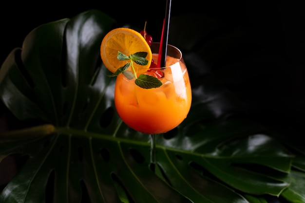 Tequila sunrise cocktail met een rietje in een glas