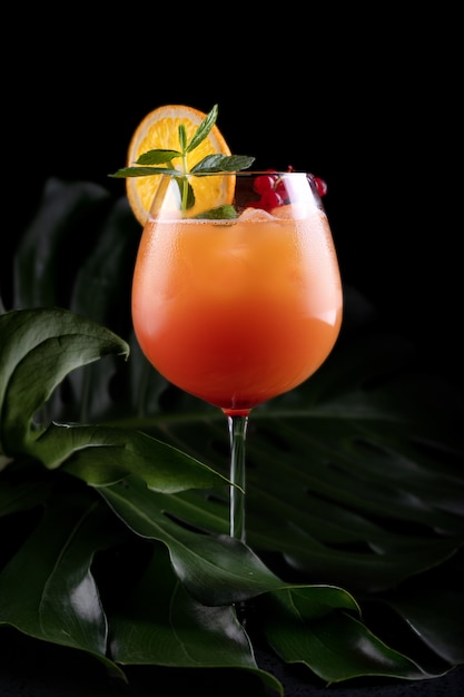 Foto tequila sunrise cocktail con granatine in un bicchiere