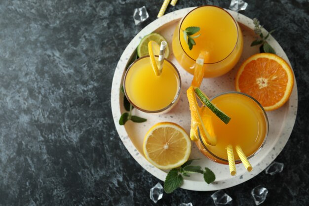 Tequila-zonsopgangcocktails en ingrediënten op donker