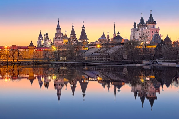 Teremki van het izmailovsky kremlin in izmailovo in moskou met weerspiegeling in het water van een vijver in het licht van avondlichten