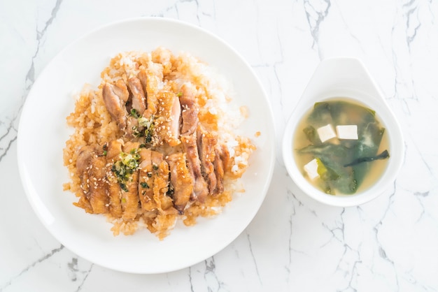 みそ汁とご飯の上に照り焼きチキン