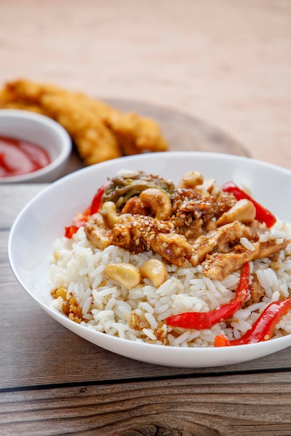 照り焼きチキンご飯、ピーマン、ごま