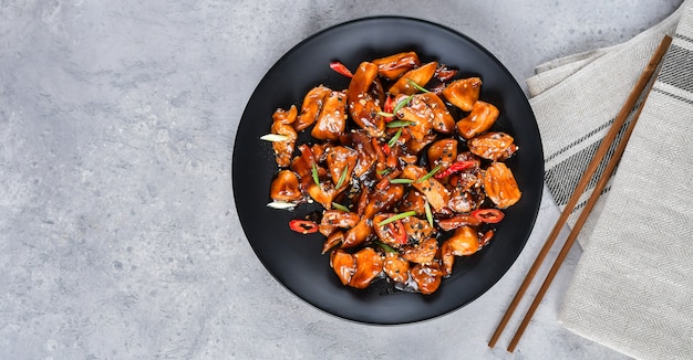 teriyaki kip met sesamzaadjes.