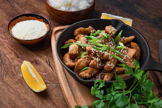 Teriyaki Kipfilet In Koekenpan Met Rijst En Sesamzaadjes Bovenaanzicht, Traditionele Aziatische Gerechten. Hoge kwaliteit foto