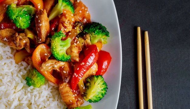 Teriyaki kippensausrijst met groenten bestrooid met sesamzaden