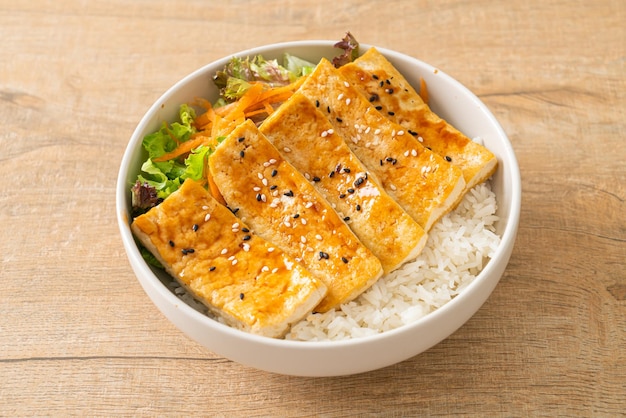 Ciotola di riso tofu teriyaki - stile alimentare vegano e vegetariano