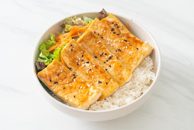 Teriyaki tofu rijstkom veganistische eetstijl