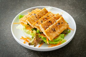 Photo teriyaki tofu salad with sesame - vegan and vegetarian food style