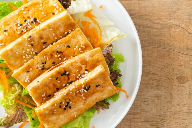 Insalata di tofu teriyaki con sesamo