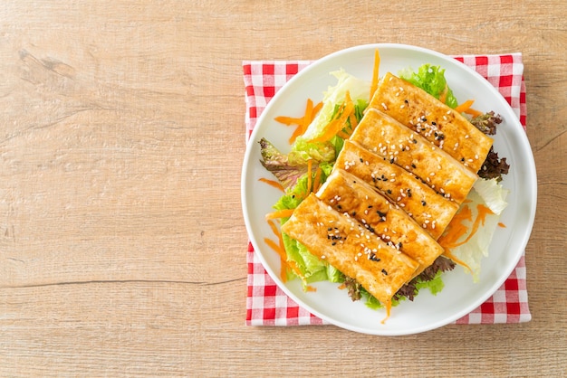 teriyaki tofu salade met sesam - veganistische en vegetarische eetstijl