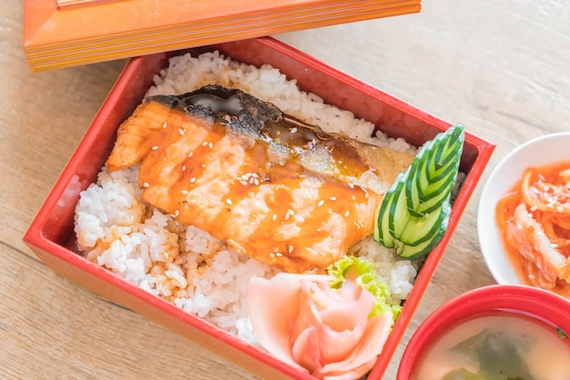 teriyaki zalm op de top rijst in doos set