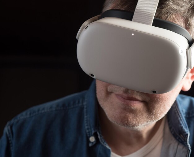 Terloops geklede man met een virtual reality-headset