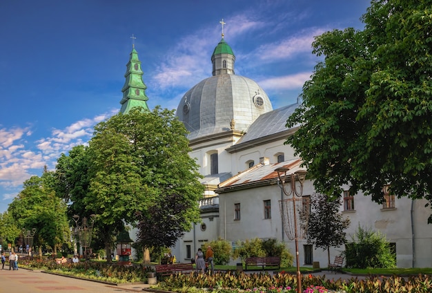 Ternopil, oekraïne 06.07.2021. kerk van de onbevlekte ontvangenis van de heilige maagd maria in ternopol, oekraïne, op een zomerochtend