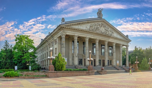 Ternopil, Oekraïne 06.07.2021. Theater van Drama in Ternopil, Oekraïne, op een zonnige zomerochtend