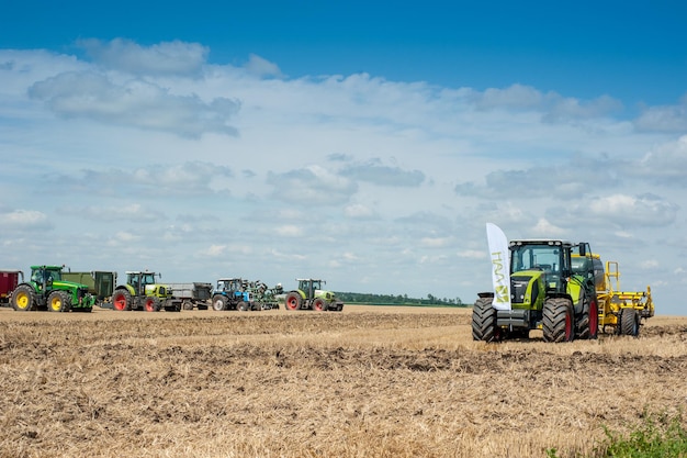 ウクライナ、テルノーピリ地域-2021年8月10日：ディスクハロー付きトラクター、農業機械のデモンストレーションで稼働中の土壌栽培システム、lan社の展示会