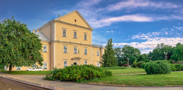 Photo ternopil, ukraine 06.07.2021. historical castle on the embankment of ternopil, ukraine, on a summer morning