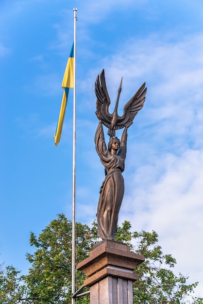 Photo ternopil, ukraine 06.07.2021. monument of independence in ternopil, ukraine, on a sunny summer morning