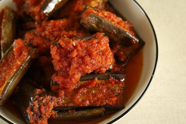 Terong Balado of aubergine met chili en tomatensaus.