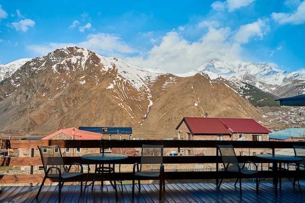 Terrazza di una casa in un paesino di montagna. panorami mozzafiato sulle montagne innevate