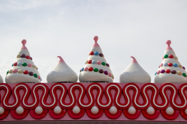 사진 마시멜로와 사탕 장식 집의 테라스.
