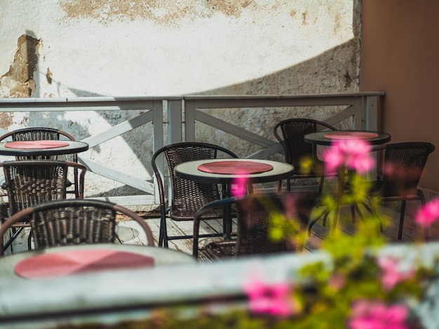 Foto tavoli e sedie da terrazza in un piccolo caffè