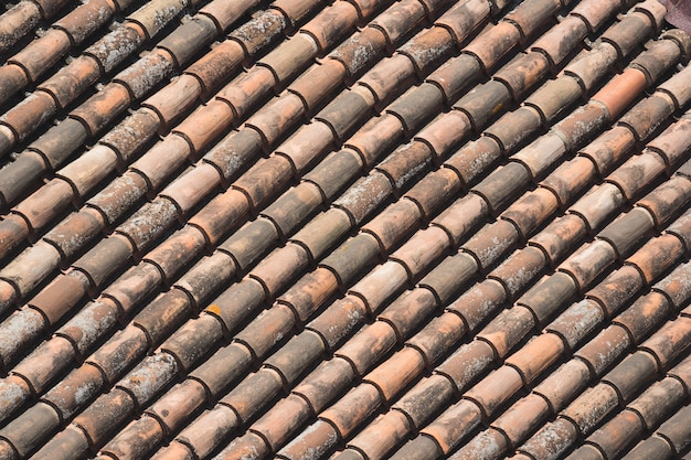 Terracotta dakpannen die een diagonaal patroon vormen