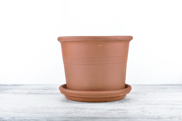 Foto vaso da fiori in terracotta vuoto su un tavolo e