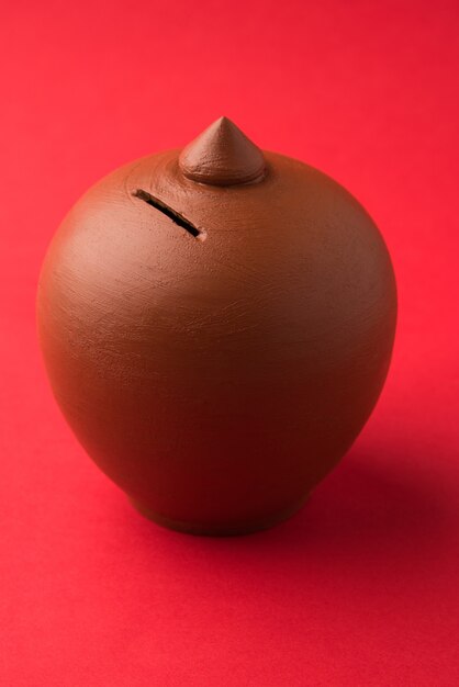 Foto terracotta spaarpot of spaarpot, alleen of in groep, selectieve focus