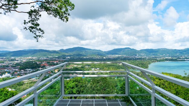 Terras met uitzicht op uitzicht met een prachtig landschap landschap uitzicht op tropische zee en berg blauwe hemel witte wolken in Phuket Thailand.