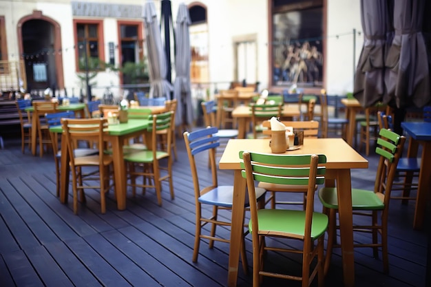 terras / tafel en serveren op een terras in Parijs, Frankrijk, zomermaaltijd buiten