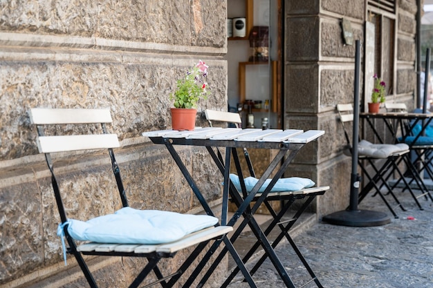 Terras van een lege bar. Verschillende stoelen en tafels van een terras. Hoge kwaliteit foto