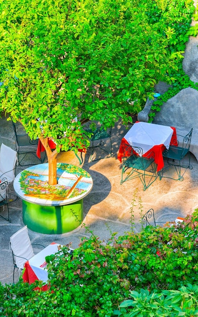 Terras van luxe straatcafé in de stad Positano aan de kust van Amalfi en de Tyrrheense Zee in Italië in de zomer. Tafels en stoelen bij Restaurant met uitzicht op de kustlijn van Amalfitana. Vakantie en vakantie.