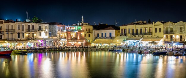 Terras van restaurant vol met mensen in de haven van Rethymno, Kreta, Griekenland