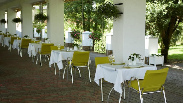 Terras zomercafé met tafels en stoelen voor mensen een lege instelling voor recreatie niemand