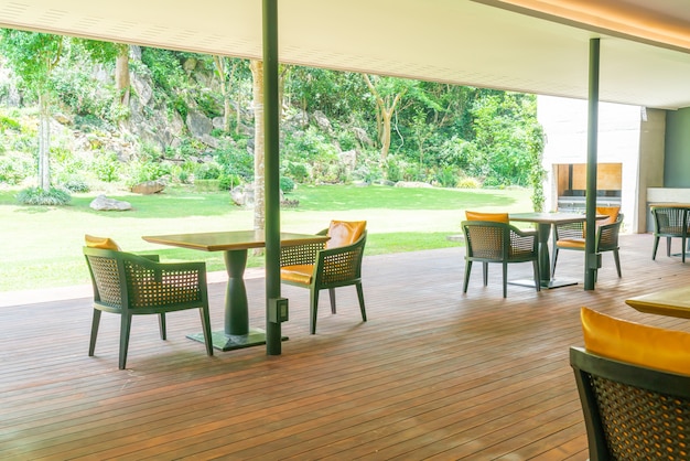 terrasstoel en tafel op balkon met tuinoppervlak