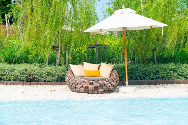 terrasstoel met kussen en parasol rond zwembad - vakantie en vakantieconcept