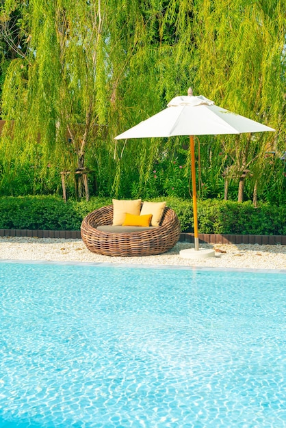 Terrasstoel met kussen en parasol rond zwembad