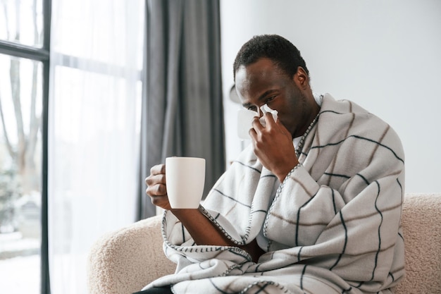 Photo terrible flu sick black man is at home