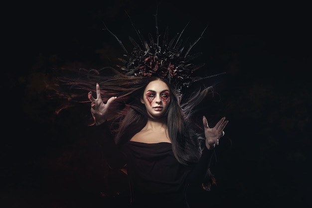 Foto ritratto della donna del vampiro di halloween di orrore terribile.