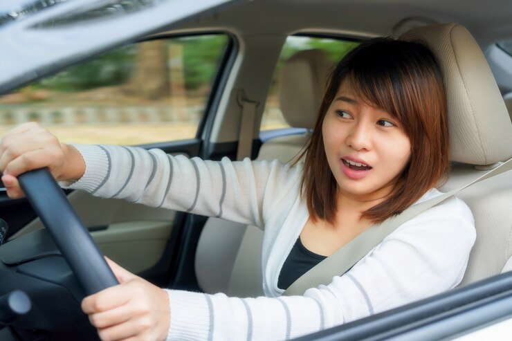 Photo 運転して、車の事故を起こしたり、何かをクラッシュさせた恐怖の女性。